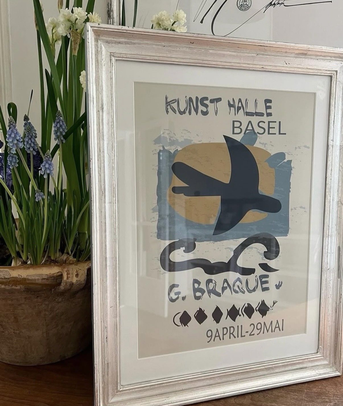 Braque-udstillingsplakat i sølvramme med perlehyacinter